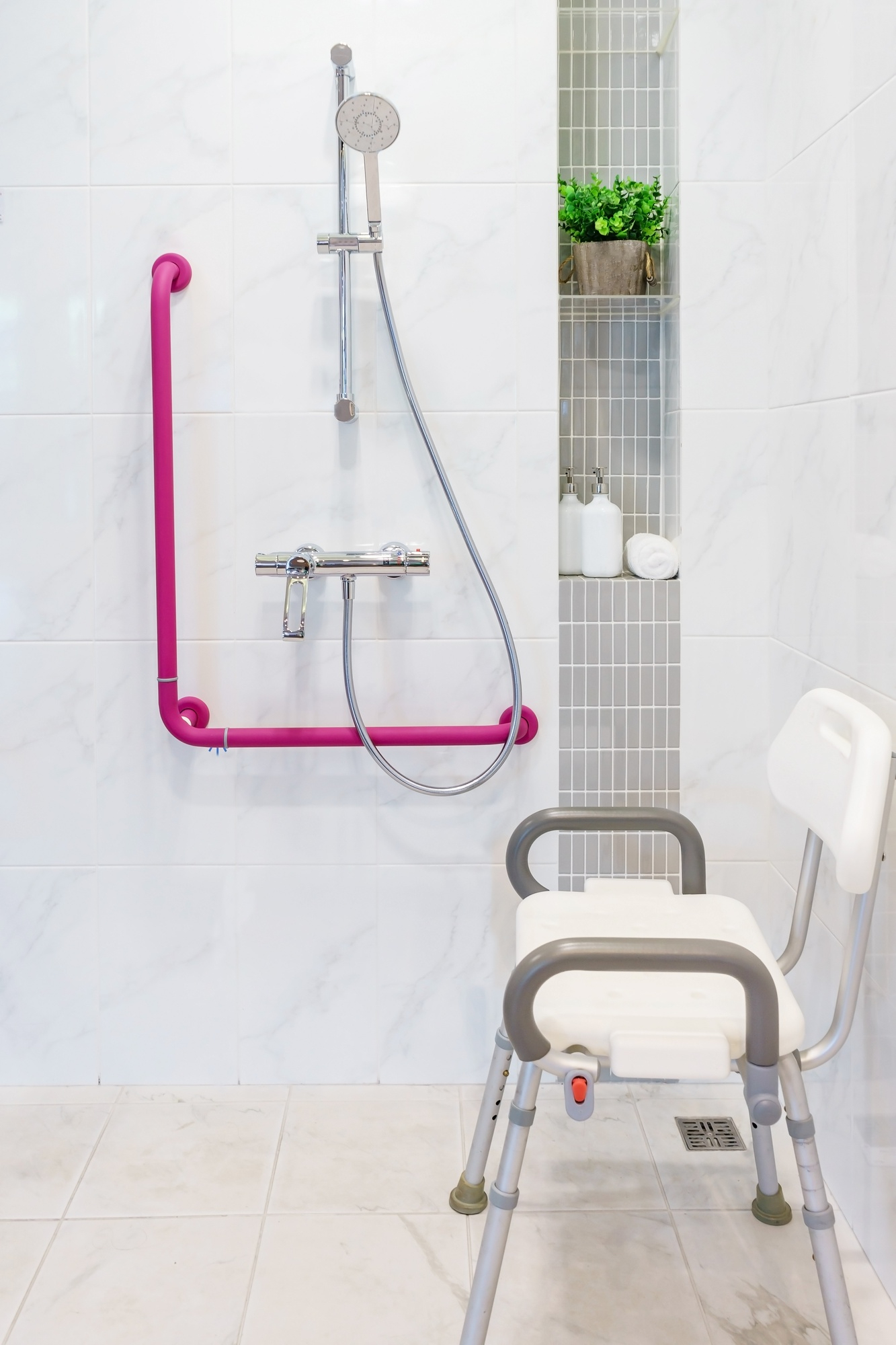 Mise aux normes PMR et Handibat - Aménagement de salle d’eau accessible<br />
